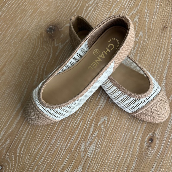 CHANEL Beige and White Crochet Logo Ballet Flats - Picture 7 of 8